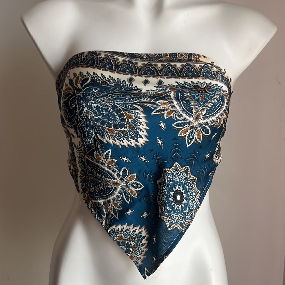 Crop top  - Picture 2 of 11